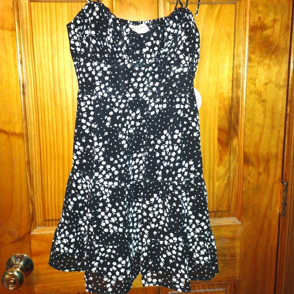 NWT B&W Floral Flowy Mini Dress
